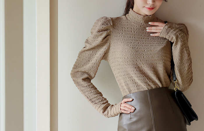 High-Neck Shirring Wrinkle 퍼프넥 T-shirt