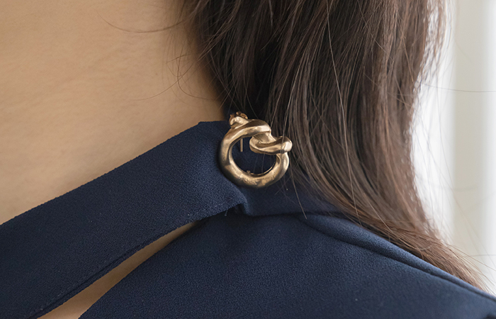 엘레나 Center Front Vent Tie Neck A-line Dress_Brooch