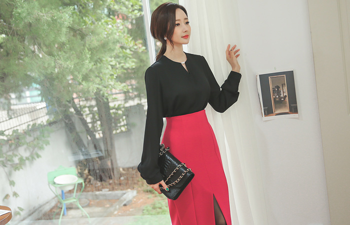 Double Pearl teuim Neck Blouse