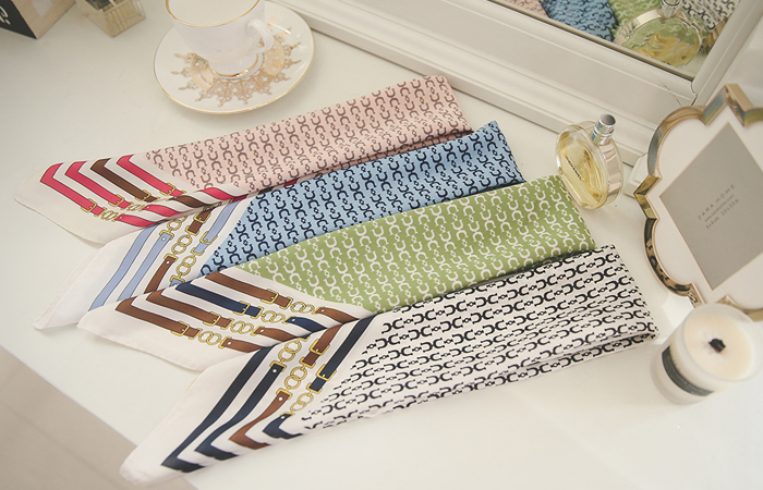 Horseshoe gold chain scarf