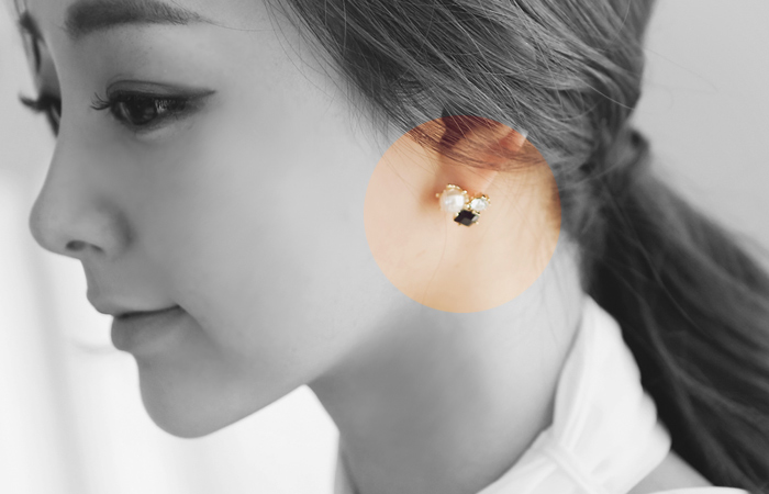 Cellar pearl earring