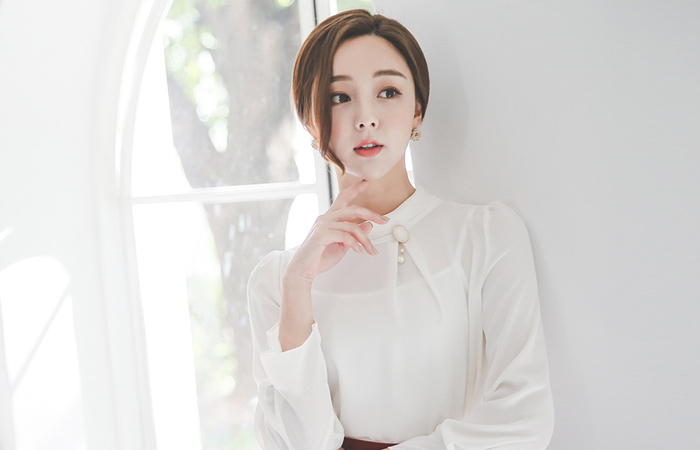 Grace pearl Highneck Blouse