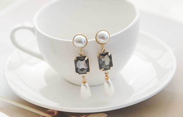 Eclipse pearl olive earring